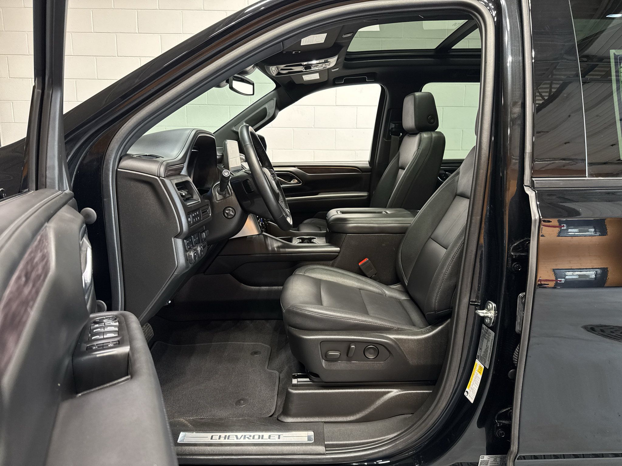 Used 2023 Chevrolet Suburban Z71 w/ Luxury Package AWD/4WD image 15
