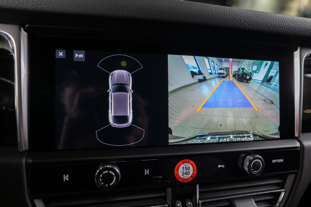 Certified 2025 Porsche Macan AWD/4WD image 30