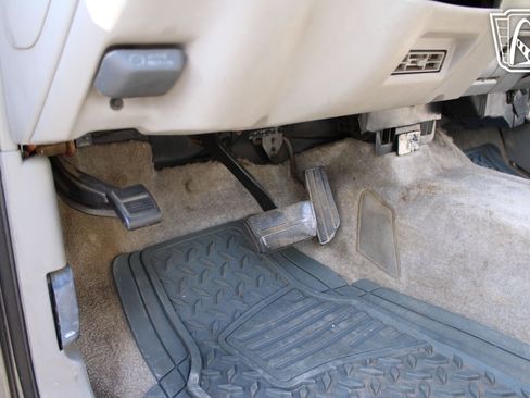 Used 1999 Chevrolet Tahoe Z71 w/ Preferred Equipment Group image 32