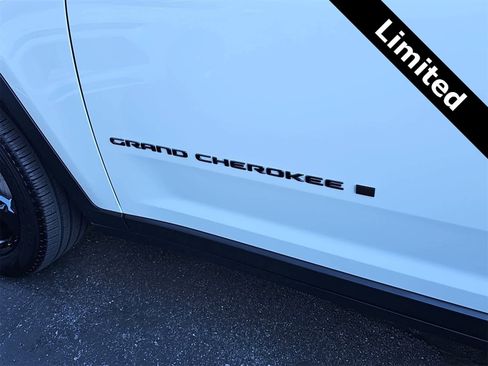 Used 2025 Jeep Grand Cherokee Limited w/ Luxury Tech Group II image 11