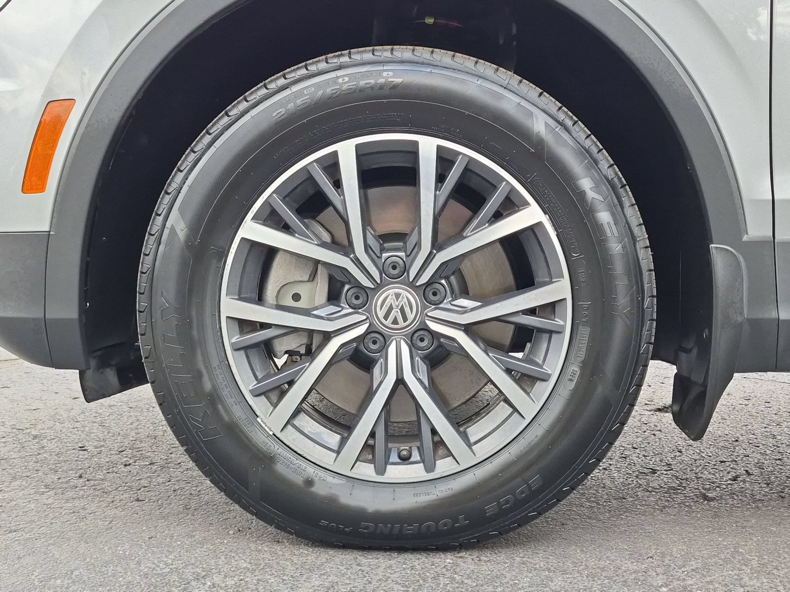 Used 2020 Volkswagen Tiguan SE w/ Panoramic Sunroof Package AWD/4WD image 11