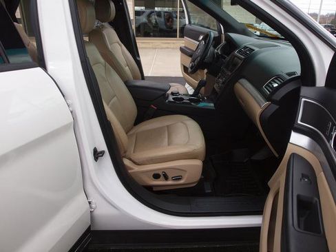Used 2016 Ford Explorer XLT w/ Equipment Group 202A image 6