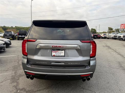 Used 2021 GMC Yukon XL Denali w/ Denali Premium Package image 4