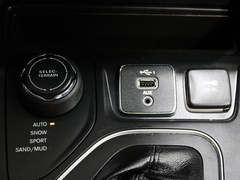 Used 2019 Jeep Cherokee Latitude Plus w/ Comfort/Convenience Group AWD/4WD image 16