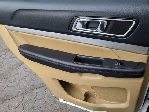 Used 2016 Ford Explorer XLT image 18