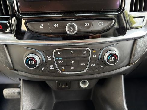 Used 2021 Chevrolet Traverse LT AWD/4WD image 33