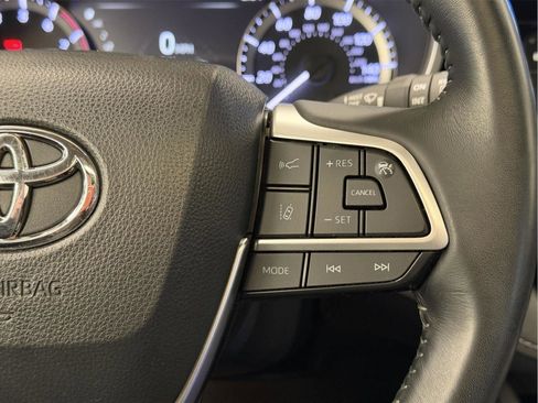 Used 2023 Toyota Highlander XLE AWD/4WD image 12