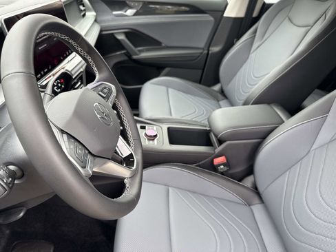 Used 2025 Volkswagen Tiguan SE image 16