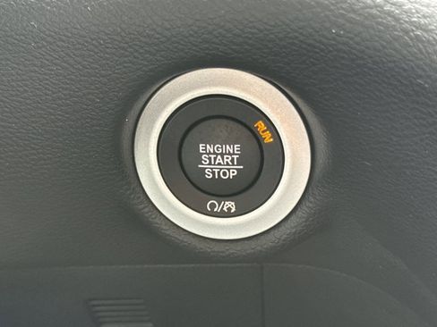 Used 2025 Chrysler Pacifica Select FWD image 23