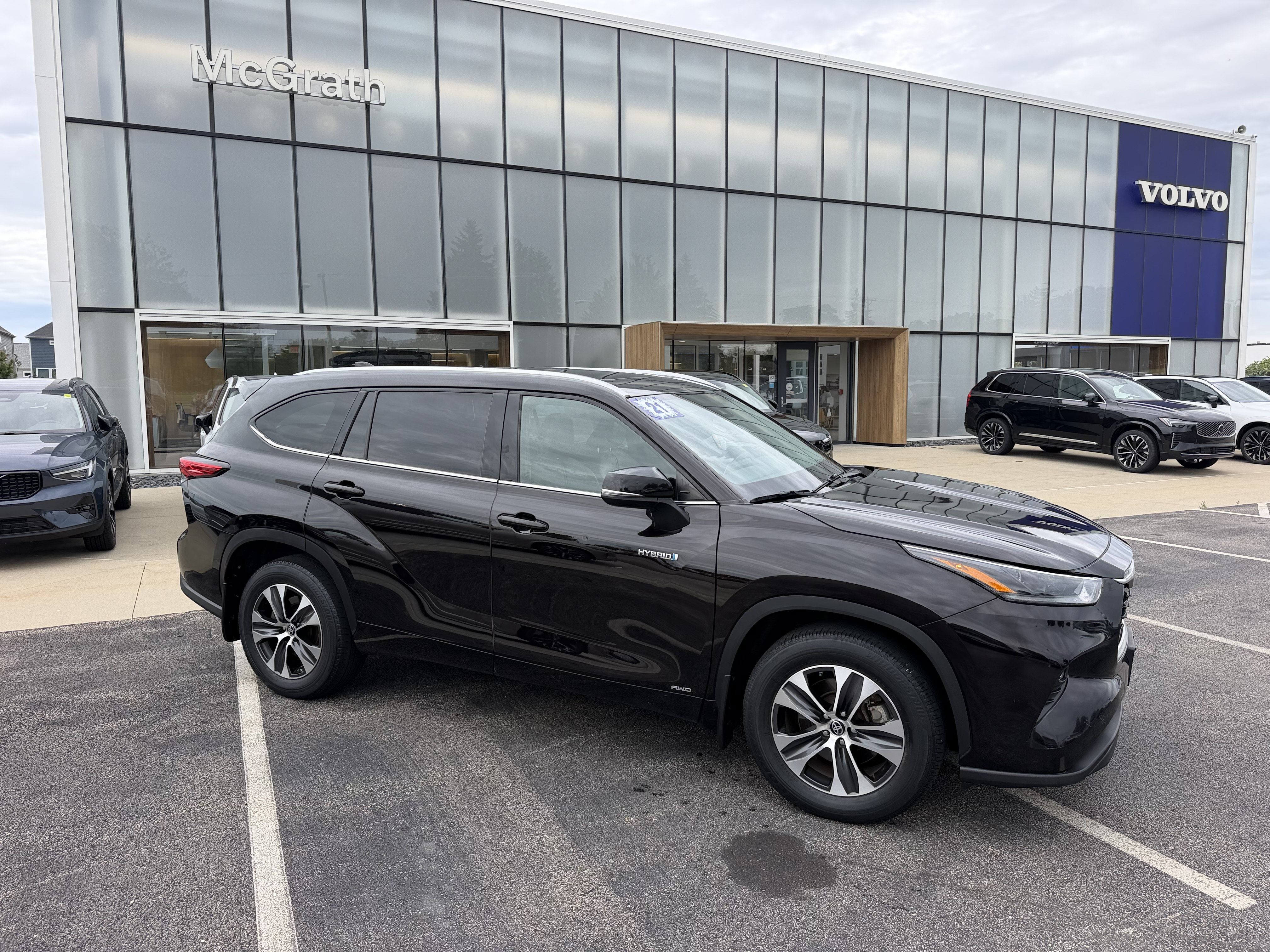 Used 2021 Toyota Highlander XLE AWD/4WD image 3