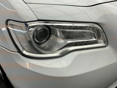 Used 2018 Chrysler 300 Limited image 22