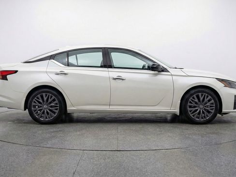 Used 2025 Nissan Altima 2.5 SV FWD image 11