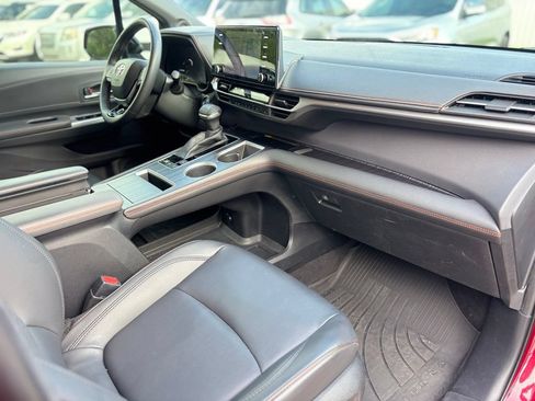 Used 2021 Toyota Sienna XSE w/ XSE Plus Package FWD image 14
