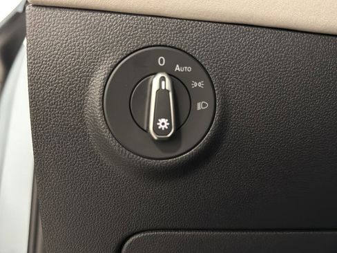 Used 2025 Volkswagen Taos SE image 19