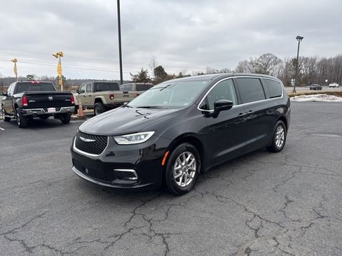 Used 2024 Chrysler Pacifica Touring-L image 12