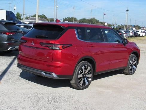New 2025 Mitsubishi Outlander SE image 3