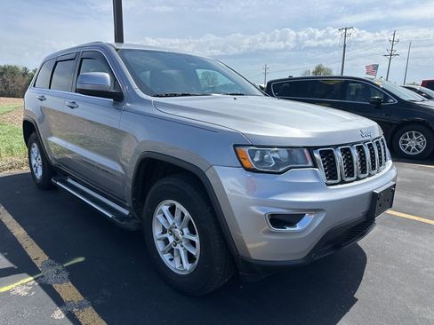 Used 2018 Jeep Grand Cherokee Laredo image 2