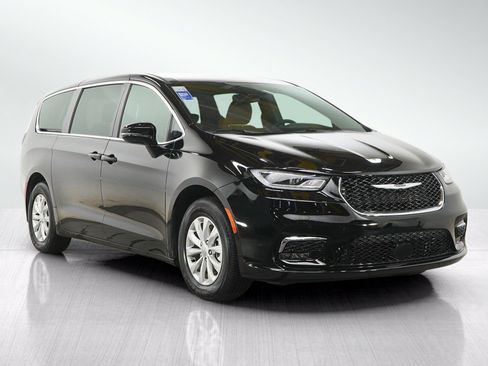 Used 2025 Chrysler Pacifica Select FWD image 8