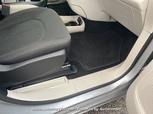 Used 2019 Chrysler Pacifica Touring Plus w/ Advanced Safetytec Group image 9