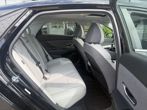 Certified 2025 Hyundai Elantra Limited FWD image 19