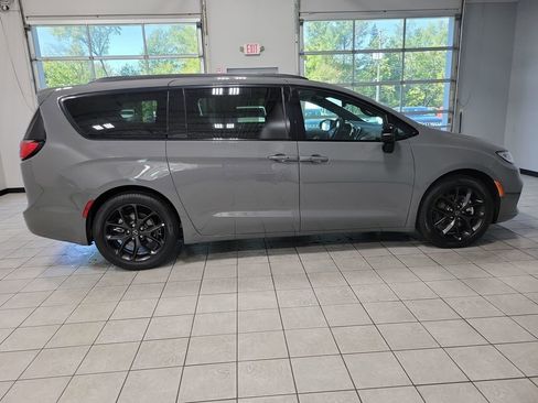 Used 2025 Chrysler Pacifica Limited image 51