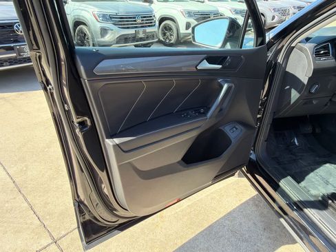 Used 2022 Volkswagen Tiguan SE w/ Panoramic Sunroof Package AWD/4WD image 22