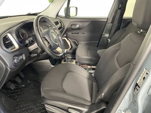 Used 2017 Jeep Renegade Latitude FWD image 2