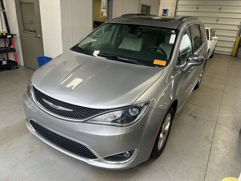 Used 2020 Chrysler Pacifica Limited image 2