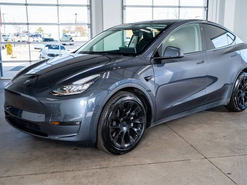 Used 2022 Tesla Model Y Long Range image 11