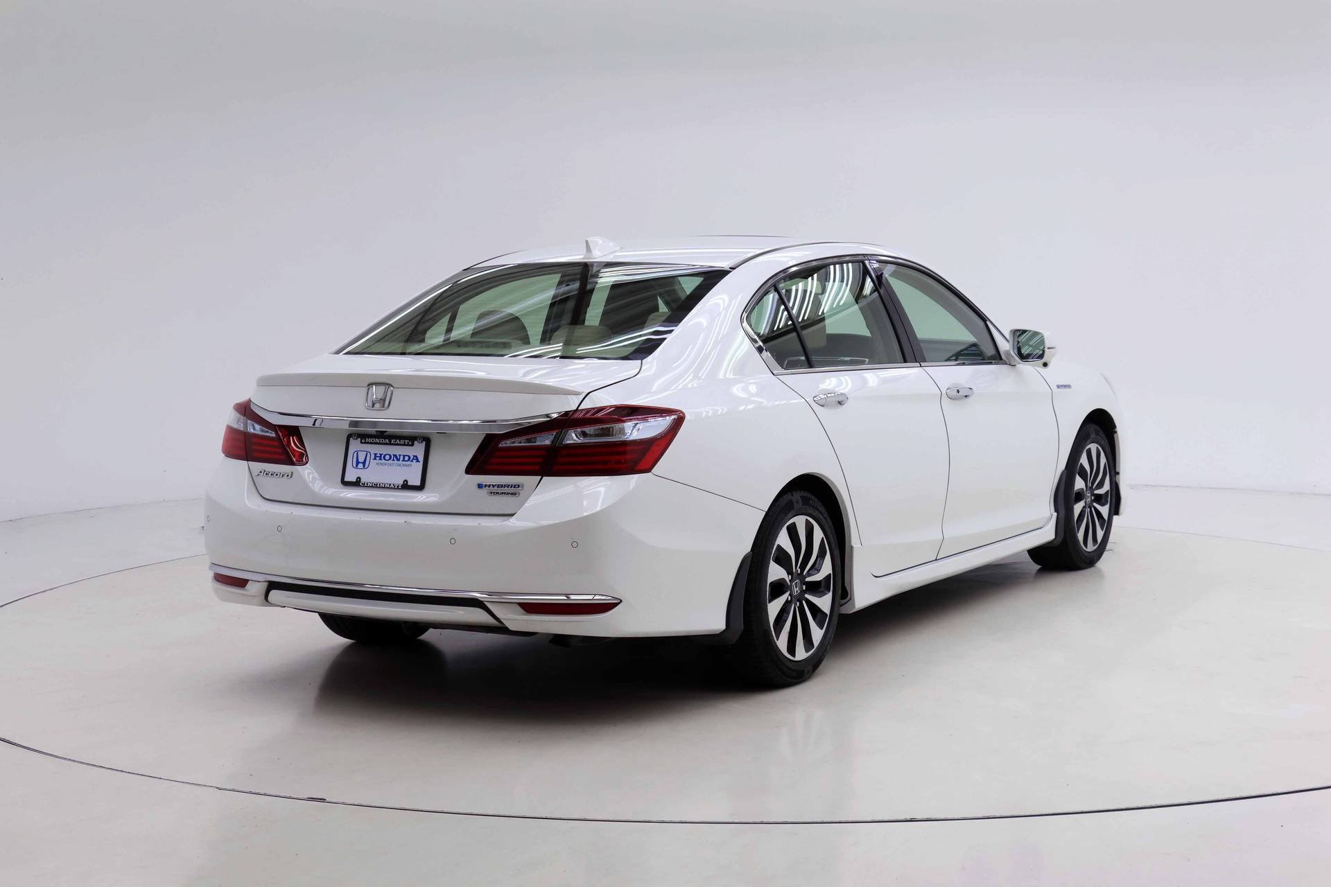 Used 2017 Honda Accord Touring image 2