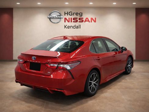 Used 2023 Toyota Camry SE FWD image 4