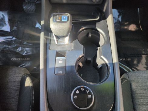 Used 2021 Nissan Rogue SV image 14