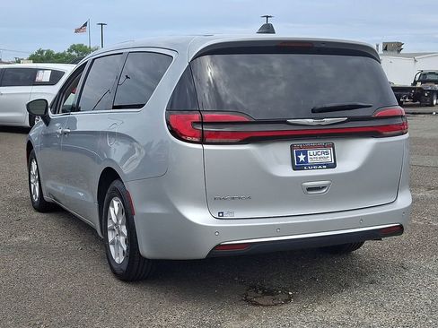 Used 2023 Chrysler Pacifica Touring-L FWD image 9