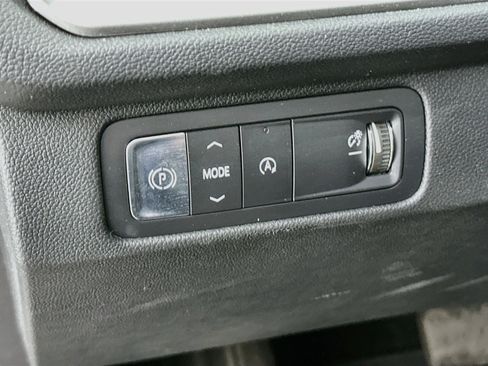 Used 2025 Chevrolet Traverse LT FWD image 17