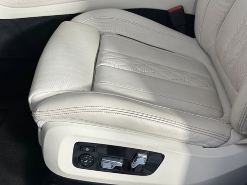 Used 2023 BMW X7 xDrive40i w/ Executive Package image 11