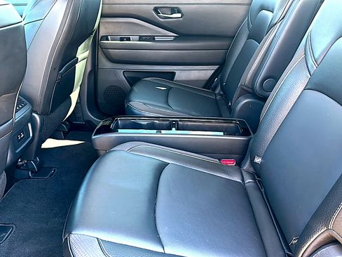 Used 2024 Nissan Pathfinder SL w/ SL Premium Package FWD image 19