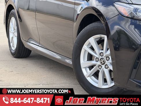 Used 2025 Toyota Camry LE image 12