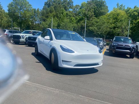 Used 2024 Tesla Model Y Long Range AWD/4WD image 34