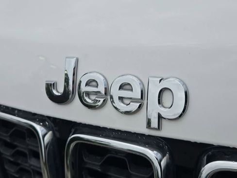 Used 2021 Jeep Grand Cherokee Limited RWD image 12