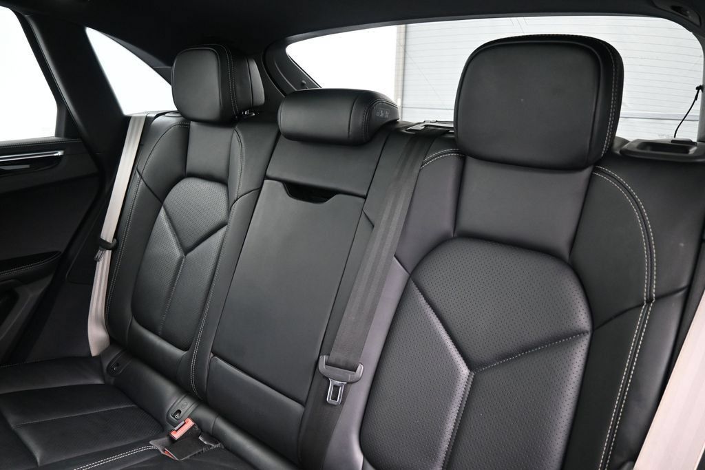 Certified 2024 Porsche Macan AWD/4WD image 6