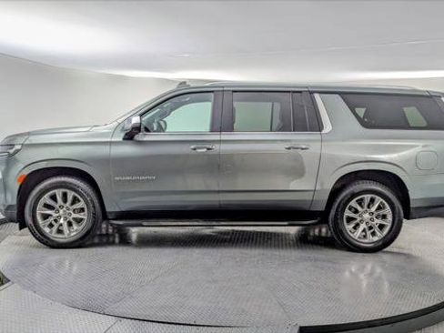 Used 2023 Chevrolet Suburban Premier image 3