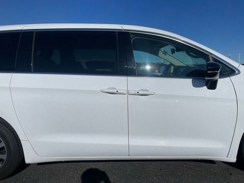 Used 2024 Chrysler Pacifica Limited FWD image 30