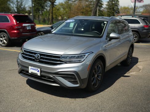 Used 2024 Volkswagen Tiguan SE image 4