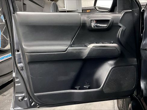 Used 2022 Toyota Tacoma TRD Sport w/ Technology Package image 21