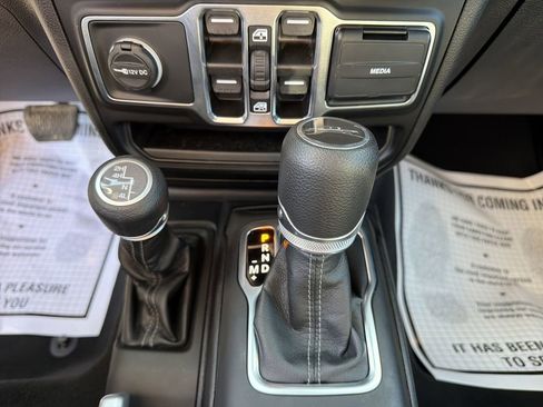 Used 2025 Jeep Gladiator Sport AWD/4WD image 23