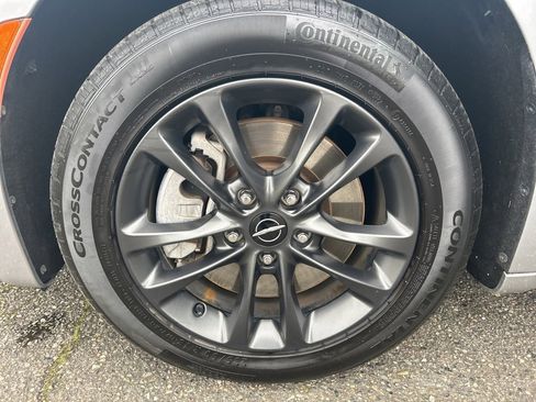 Used 2020 Chrysler Pacifica Touring-L w/ Advanced Safetytec Group image 25