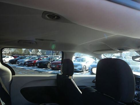 Used 2017 Chrysler Pacifica LX image 27