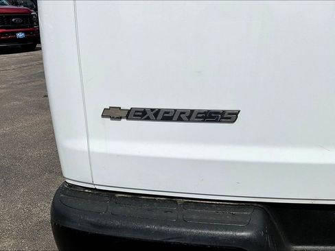 Used 2017 Chevrolet Express 2500 RWD image 25