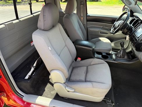 Used 2015 Toyota Tacoma 4x4 Access Cab w/ Convenience Package image 11