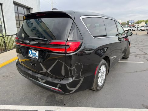 Used 2023 Chrysler Pacifica Touring-L FWD image 7